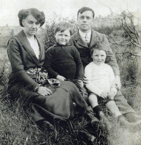 Rebecca Gravatt & Edgar Sparks & children c 1914